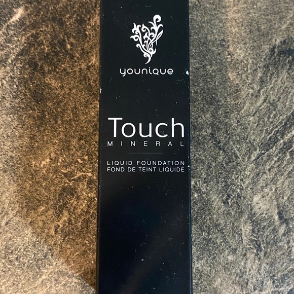 Younique TOUCH MINERAL liquid foundation